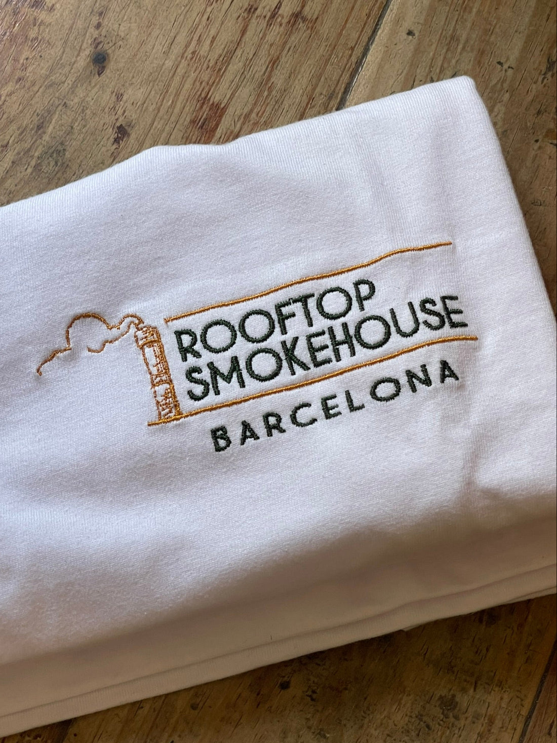 CAMISETA BORDADA ROOFTOP SMOKEHOUSE TALLA L